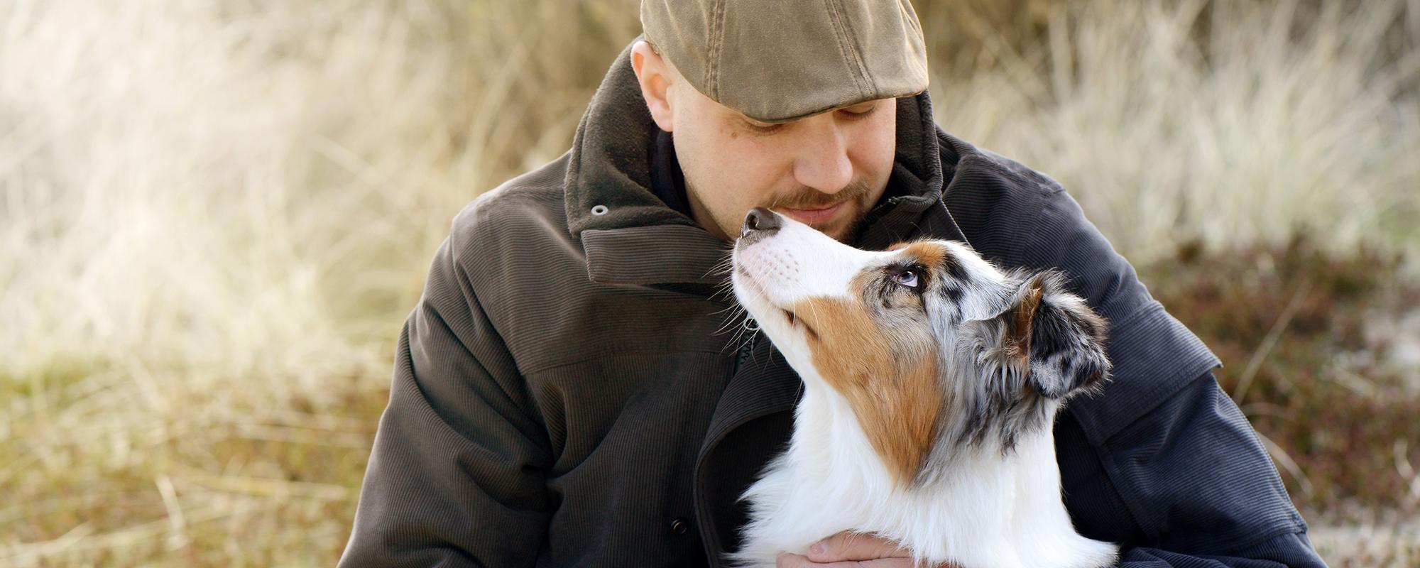 Hund und Mensch Hunde verfügen nebst kognitiven Fähigkeiten über fast die gleichen Emotionen wie Menschen